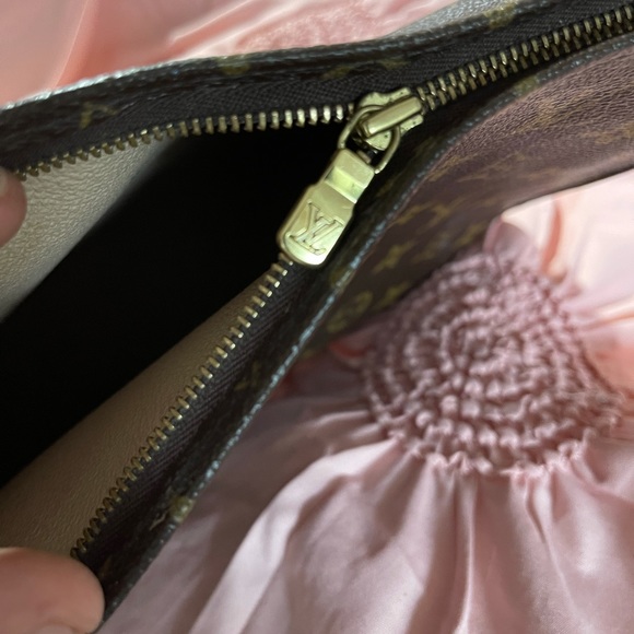 Louis Vuitton 100 authentic large  cosmetic pouch - Picture 3 of 9